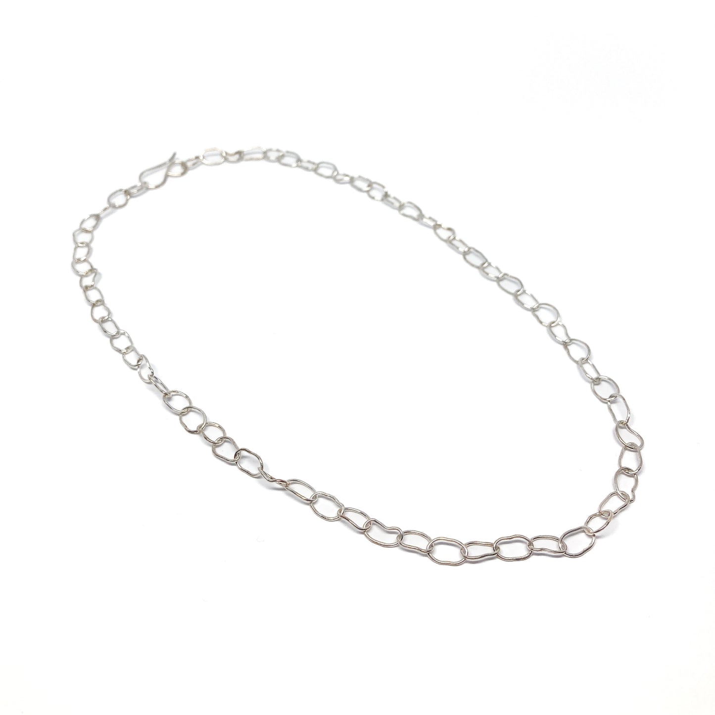 Silver oval link necklace.