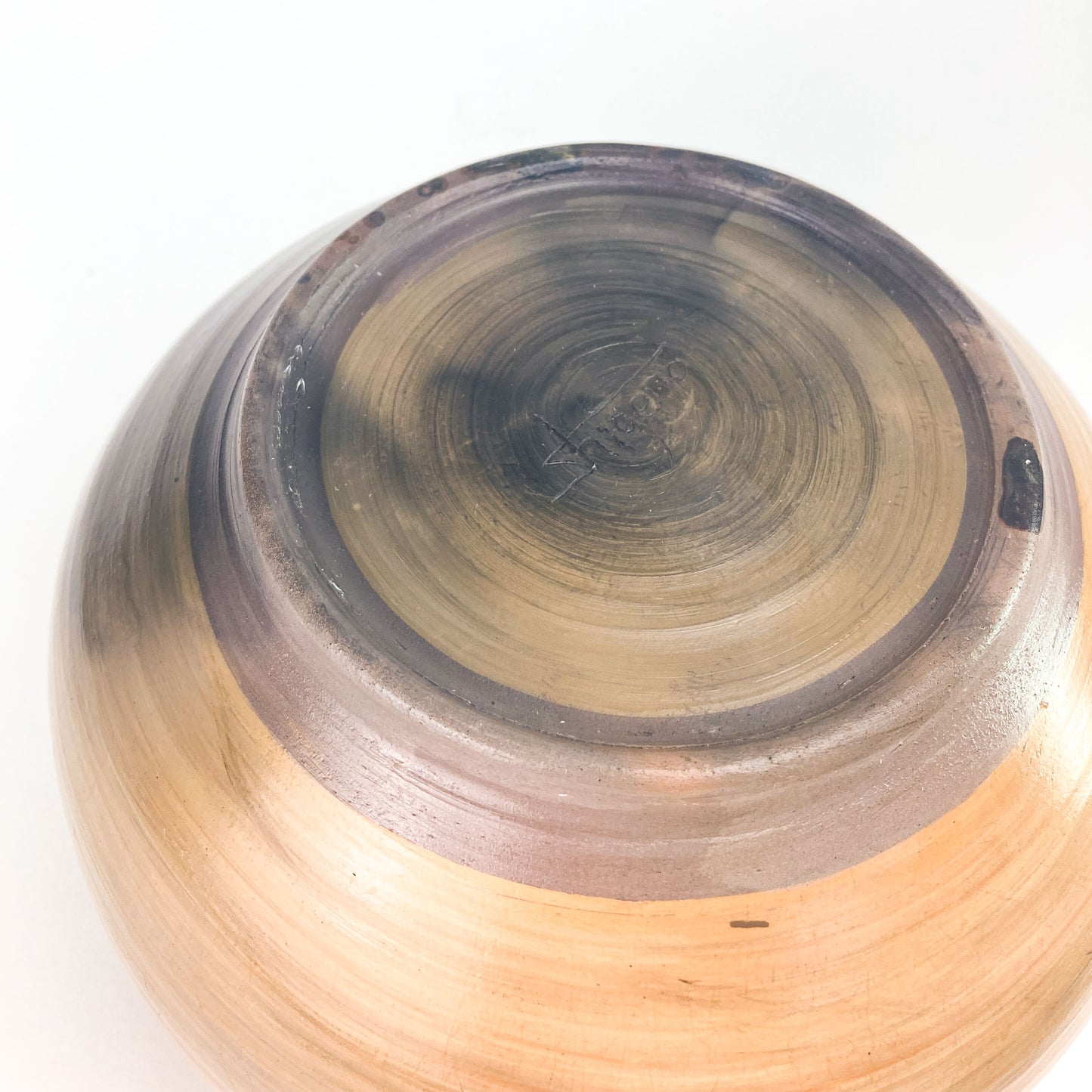 Bottom view of a ceramic jar.