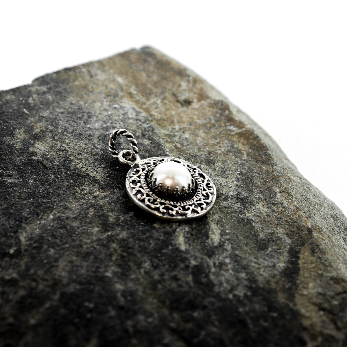 Pearl Antique Frame pendant