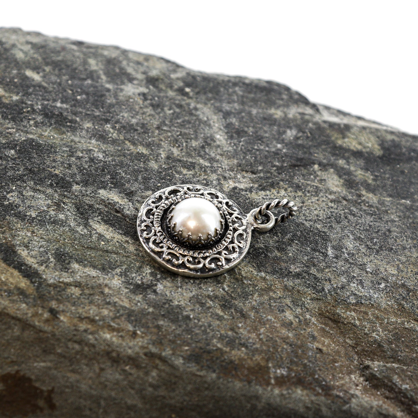 Pearl Antique Frame pendant