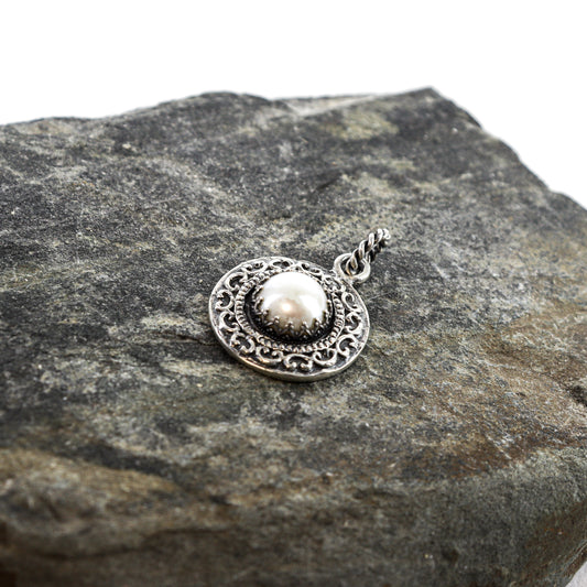Pearl Antique Frame pendant
