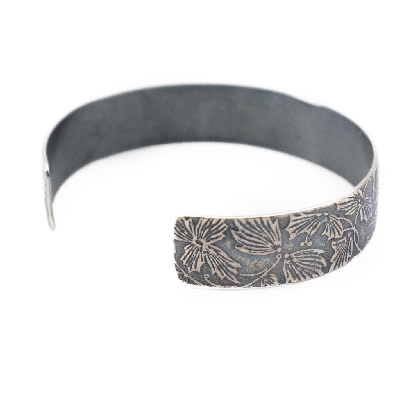 Cuff bracelet with vines pattern